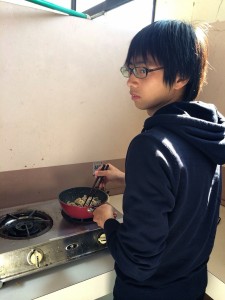 合宿所は自炊！ イケメン具合を発揮した田尻さん(*^。^*) 料理上手！！